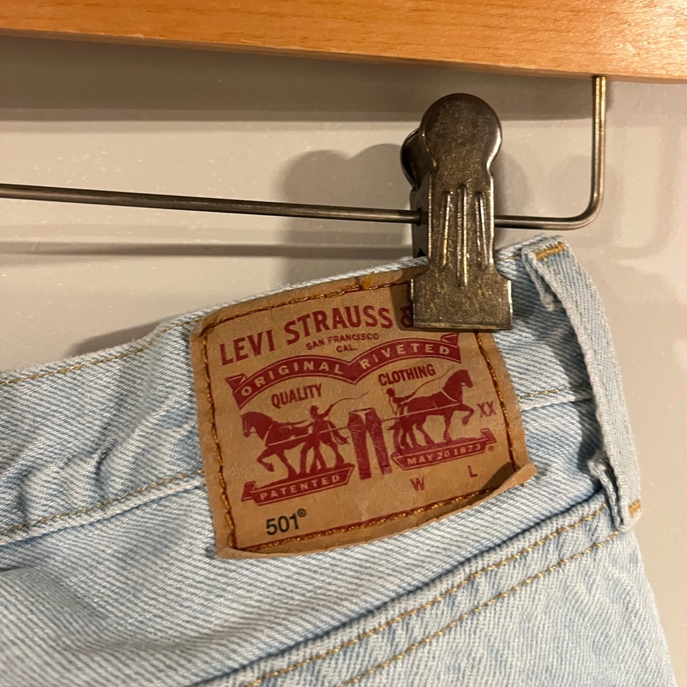 Levi 501 Light Wash Jeans, size 28